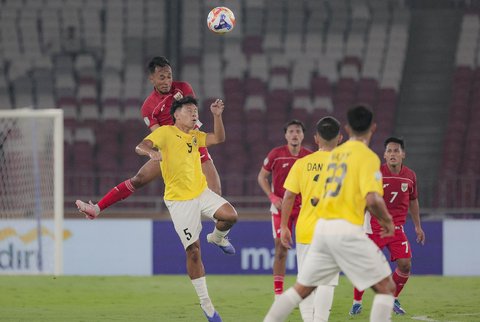 Pesepak bola Timnas Indonesia U-23 Robi Darwis  berebut bola dengan pesepak bola  Brunei Darussalam Wafiq Danish pada pertandingan Grup A Kejuaraan ASEAN U-23 2025 di Stadion Utama Gelora Bung Karno Jakarta, Selasa. (15/07/2025).