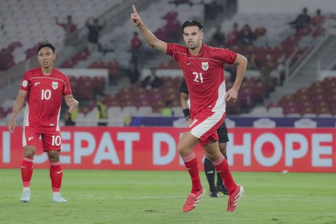 Pesepak bola Timnas Indonesia U-23  Jens Raven  melakukan selebrasi usai menggolkan gawang Brunei Darusslam pada pertandingan Grup A Kejuaraan ASEAN U-23 2025 di Stadion Utama Gelora Bung Karno Jakarta, Selasa. (15/07/2025).