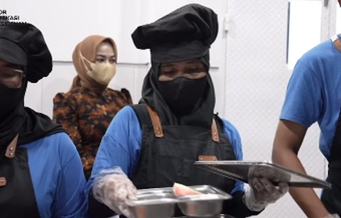 Tak Kuat Menahan Air Mata, Cerita Wanita Paruh Baya Ini Bekerja di SPPG Sebagai Juru Masak 'Sudah Tua Kerja di Sini Ingat Cucu'