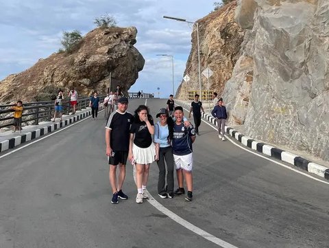 Gaya Liburan Kris Dayanti di Timor Leste