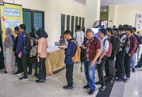 Pencari kerja antri saat memasuki Jakarta Job Fair 2025 di GOR Pasar Minggu, Jakarta Selatan Rabu (16.07/2025).