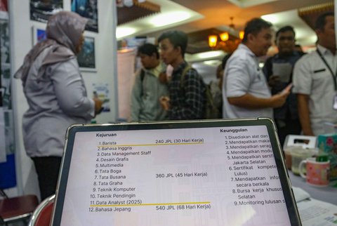 Pencari kerja memadati stan perusahaan pada Jakarta Job Fair 2025 di GOR Pasar Minggu, Jakarta Selatan Rabu (16.07/2025).