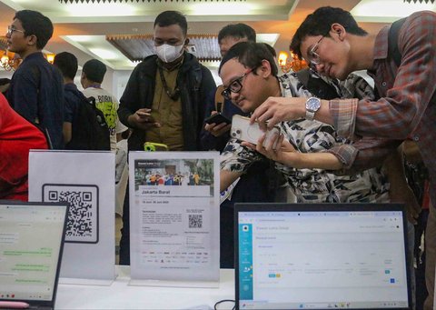 Pencari kerja memadati stan perusahaan pada Jakarta Job Fair 2025 di GOR Pasar Minggu, Jakarta Selatan Rabu (16.07/2025).