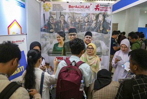 Pencari kerja memadati stan perusahaan pada Jakarta Job Fair 2025 di GOR Pasar Minggu, Jakarta Selatan Rabu (16.07/2025).