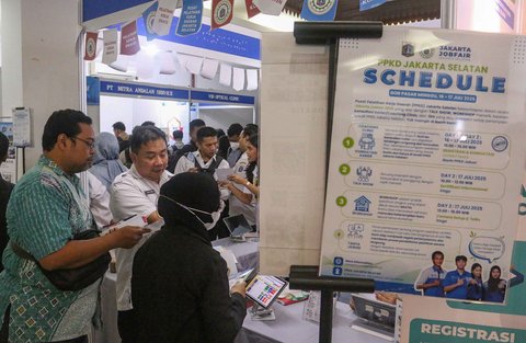 Pencari kerja memadati stan perusahaan pada Jakarta Job Fair 2025 di GOR Pasar Minggu, Jakarta Selatan Rabu (16.07/2025).