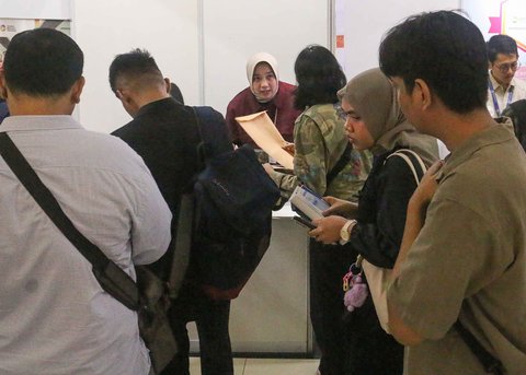 Pencari kerja memadati stan perusahaan pada Jakarta Job Fair 2025 di GOR Pasar Minggu, Jakarta Selatan Rabu (16.07/2025).