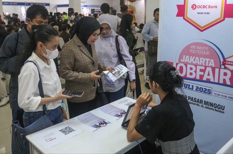 Pencari kerja memadati stan perusahaan pada Jakarta Job Fair 2025 di GOR Pasar Minggu, Jakarta Selatan Rabu (16.07/2025).