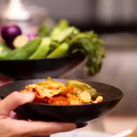 5 Potret Dapur Mungil Desy Ratnasari Kental Nuansa Monokrom, Perabotan Kulkas Hingga Oven Ada di Ruang Makan