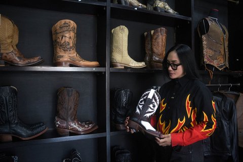 Etnawati Melani, pemilik dan desainer Tegep Boots,  menunjukkan sepatu bot kulit untuk pasar AS di bengkel Tegep Boots di Bandung, Jawa Barat, Selasa (15/07/2025).