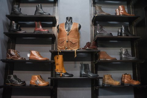 Sepatu bot kulit untuk pasar AS di bengkel Tegep Boots di Bandung, Jawa Barat, Selasa (15/07/2025).