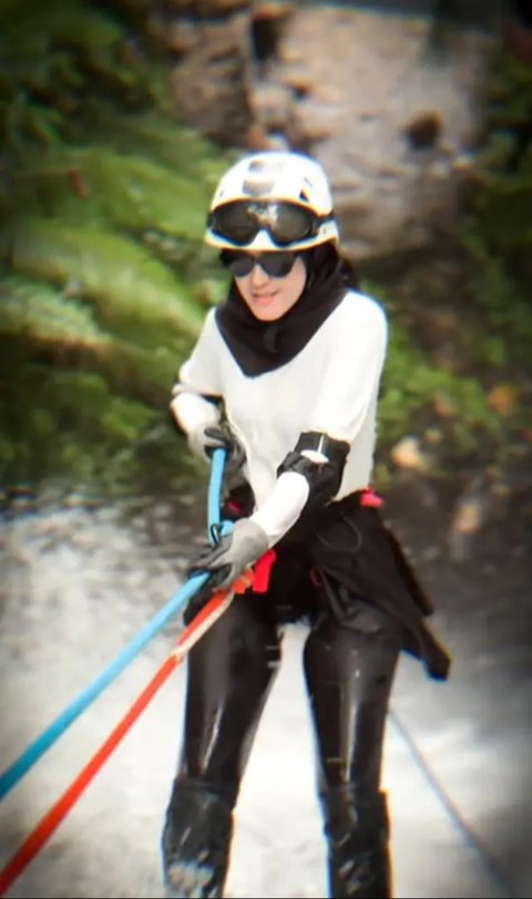 Potret Alya Nabila Istri Gunawan Dwi Cahyo saat Canyoneering di Air Terjun