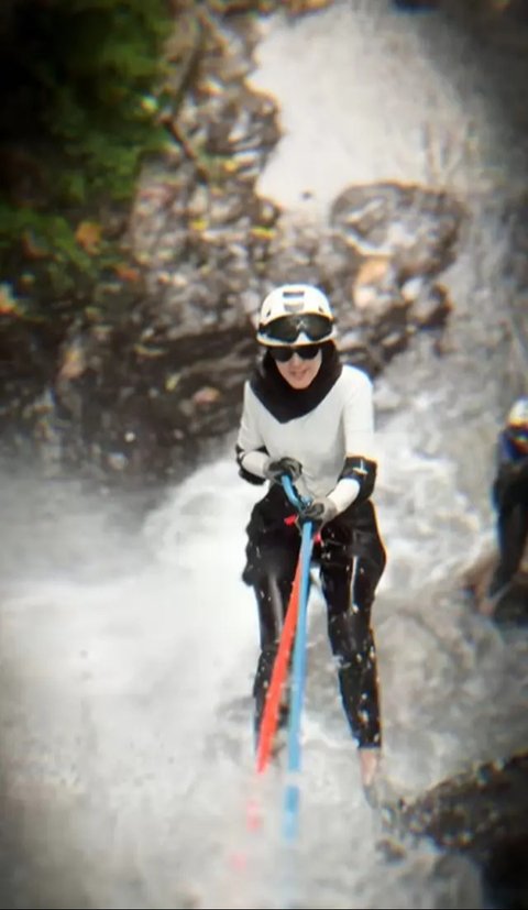 Potret Alya Nabila Istri Gunawan Dwi Cahyo saat Canyoneering di Air Terjun