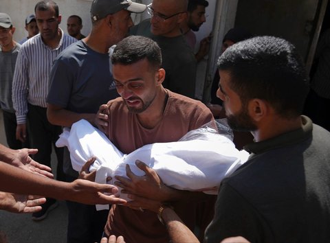 Warga  membawa jenazah warga Palestina yang tewas akibat serangan udara Israel saat pemakaman di Rumah Sakit Shifa di Kota Gaza, Selasa, (15/07/2025).