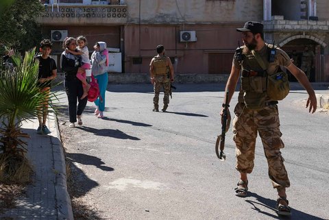 Pasukan keamanan Suriah mengamankan  warga yang mengungsi dari rumah mereka di tengah bentrokan antara pejuang Druze dan suku Badui di kota Suwayda, Suriah, Rabu (16.07/2025).