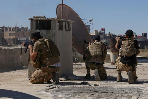 Pasukan keamanan Suriah membidik dari atap gedung di tengah bentrokan antara pejuang Druze dan suku Badui di kota Suwayda, Suriah, Rabu (16.07/2025).