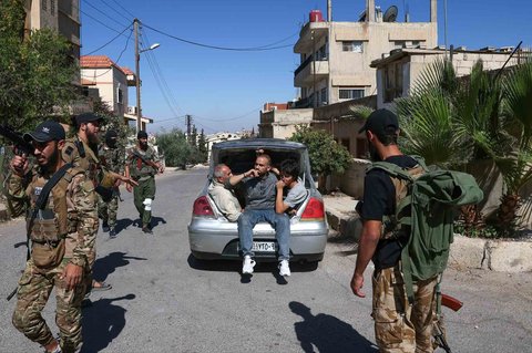 Pasukan keamanan Suriah mengamankan  warga yang mengungsi dari rumah mereka di tengah bentrokan antara pejuang Druze dan suku Badui di kota Suwayda, Suriah, Rabu (16.07/2025).