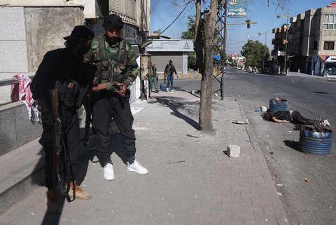 Pasukan keamanan Suriah  mengamankan sudut kota  di tengah bentrokan antara pejuang Druze dan suku Badui di kota Suwayda, Suriah, Rabu (16.07/2025).