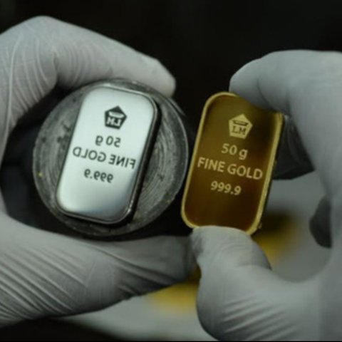 loomberg menyebutkan faktor geopolitik dan makro ekonomi global masih akan menjadikan emas sebagai pilihan safe heaven asset bagi investor.