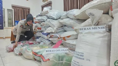 Warga saat membeli beras di Pasar Induk Cipinang, Jakarta Timur, Kamis (8/9/2022). Kenaikan harga BBM bersubsidi berdampak pada melonjaknya harga beras di Pasar Induk Cipinang hingga Rp 2.000