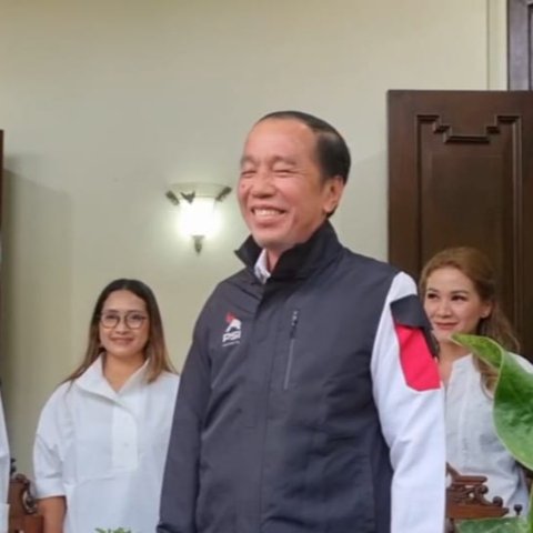 Jokowi kenakan jaket PSI