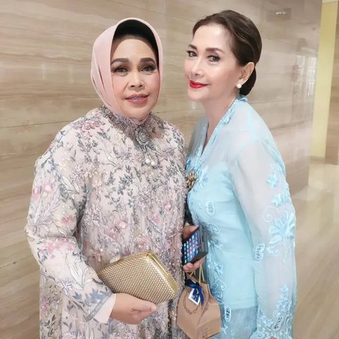Model Gamis Brokat Hetty Koes Endang