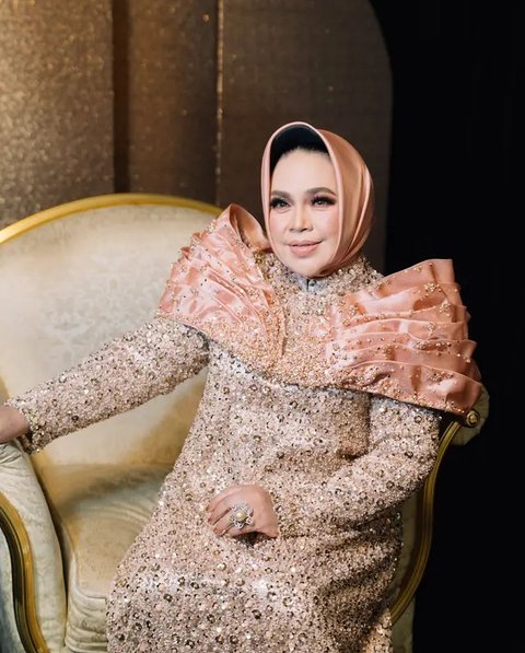 Model Gamis Brokat Hetty Koes Endang