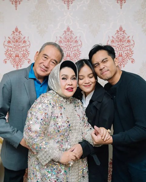 Model Gamis Brokat Hetty Koes Endang