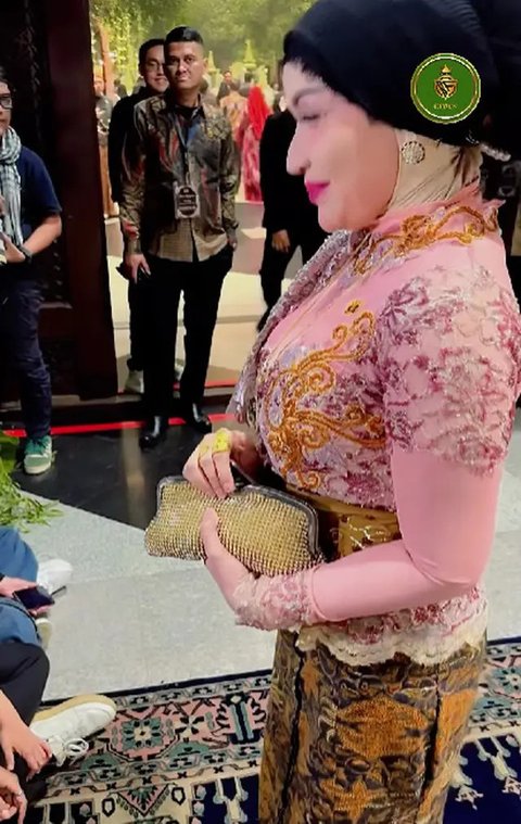 Inspirasi Model Clutch ala Roro Fitria