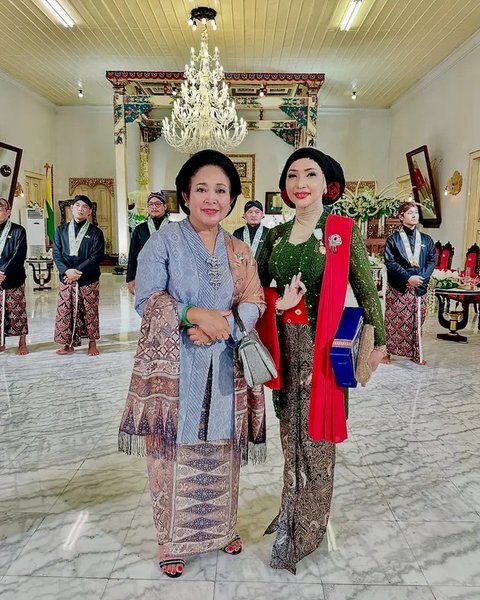 Inspirasi Model Clutch ala Roro Fitria