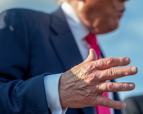 tangan trump