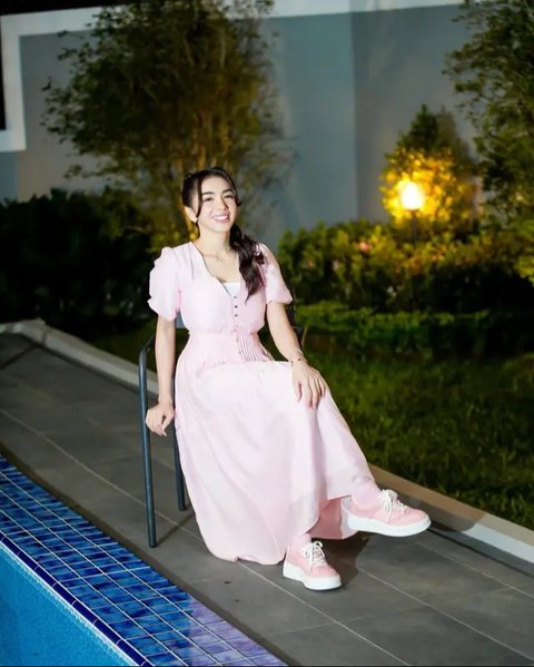 Gaya Angel Karamoy Pakai Dress