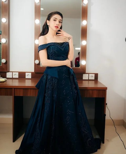 Gaya Angel Karamoy Pakai Dress