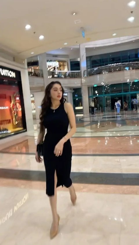 Gaya Angel Karamoy Pakai Dress