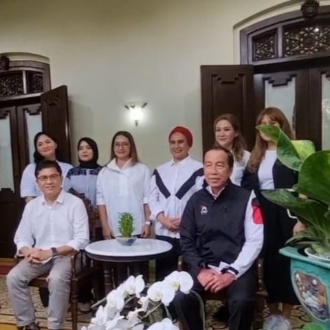 Jokowi pakai jaket PSI logo baru