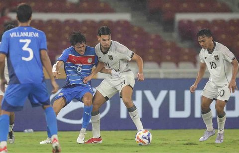 Pesepak bola Timnas U-23 Indonesia Jans Raven berebut bola dengan pesepak bola Timnas U-23 Filipina Gavin Muens dalam pertandingan penyisihan Grup A Piala AFF U-23 2025 di Stadion Utama Gelora Bung Karno (SUGBK), Senayan, Jakarta, Jumat (18/7/2025).