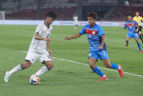 Pesepak bola Timnas U-23 Indonesia Hokky Caraka berebut bola dengan pesepak bola Timnas U-23 Filipina Nicholas Guimaraes dalam pertandingan penyisihan Grup A Piala AFF U-23 2025 di Stadion Utama Gelora Bung Karno (SUGBK), Senayan, Jakarta, Jumat (18/7/2025).