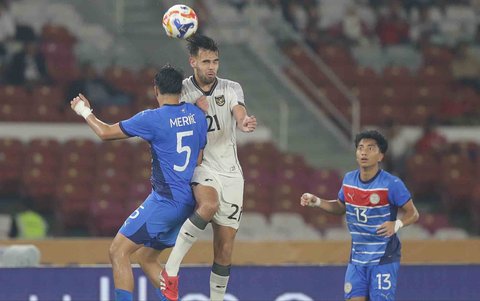 Pesepak bola Timnas U-23 Indonesia Jans Raven berebut bola dengan pesepak bola Timnas U-23 Filipina Martin Joshua dalam pertandingan penyisihan Grup A Piala AFF U-23 2025 di Stadion Utama Gelora Bung Karno (SUGBK), Senayan, Jakarta, Jumat (18/7/2025).