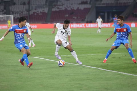 Pesepak bola Timnas U-23 Indonesia Arkhan Fikri memainkan bola diantara dua pesepak bola Timnas U-23 Filipina dalam pertandingan penyisihan Grup A Piala AFF U-23 2025 di Stadion Utama Gelora Bung Karno (SUGBK), Senayan, Jakarta, Jumat (18/7/2025).