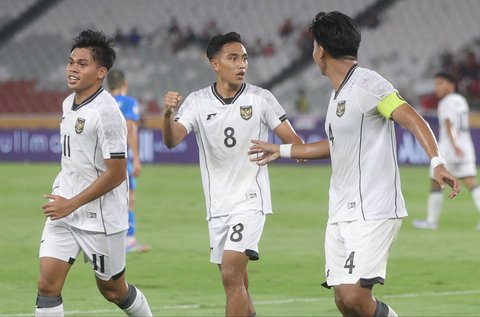 Pesepak bola Timnas U-23 Indonesia Rahmat Arjuna, Muhammad Rayhan dan Kadek Arel melakukan selebrasi  gol bunuh diri pemain Filipina Jaime Rosquillo  dalam pertandingan penyisihan Grup A Piala AFF U-23 2025 di Stadion Utama Gelora Bung Karno (SUGBK), Senayan, Jakarta, Jumat (18/7/2025).