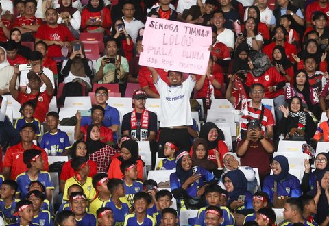 Suporter  Timnas U-23 Indonesia dalam pertandingan penyisihan Grup A Piala AFF U-23 2025 di Stadion Utama Gelora Bung Karno (SUGBK), Senayan, Jakarta, Jumat (18/7/2025).