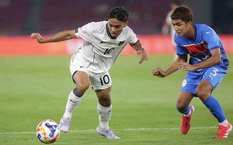 Pesepak bola Timnas U-23 Indonesia Arkhan Fikri  berebut bola dengan pesepak bola Timnas U-23 Filipina Bryan Ezekiel dalam pertandingan penyisihan Grup A Piala AFF U-23 2025 di Stadion Utama Gelora Bung Karno (SUGBK), Senayan, Jakarta, Jumat (18/7/2025).