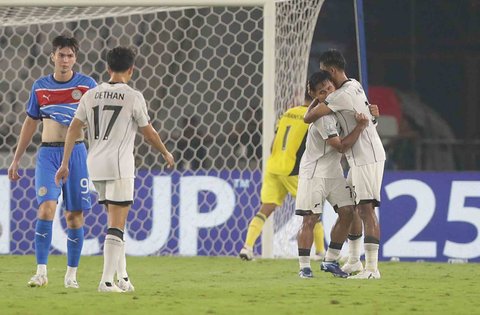 Pesepak bola Timnas U-23 Indonesia berpelukan usai  pertandingan penyisihan Grup A Piala AFF U-23 2025 di Stadion Utama Gelora Bung Karno (SUGBK), Senayan, Jakarta, Jumat (18/7/2025).