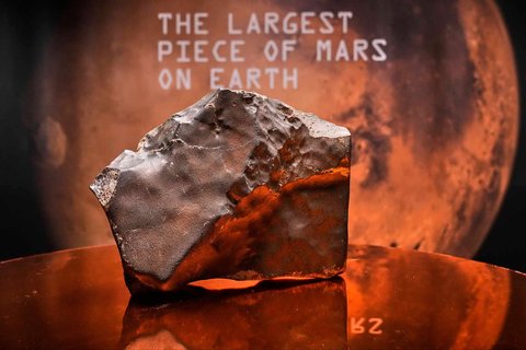 Meteorit Mars seberat 22,5 kg NWA 16788 yang dipamerkan dalam pratinjau lelang Sotheby's di New York, AS, (15/07/2025).