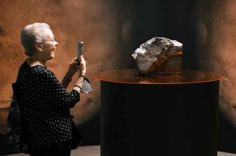Meteorit Mars seberat 22,5 kg NWA 16788 yang dipamerkan dalam pratinjau lelang Sotheby's di New York, AS, (15/07/2025).