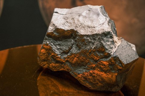 Meteorit Mars seberat 22,5 kg NWA 16788 yang dipamerkan dalam pratinjau lelang Sotheby's di New York, AS, (15/07/2025).
