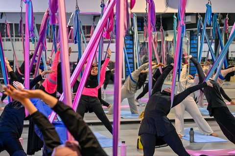 Para perempuan berlatih yoga udara dalam sebuah sesi di sebuah pusat kebugaran khusus perempuan di Banda Aceh, Sabtu (19/07/2025).