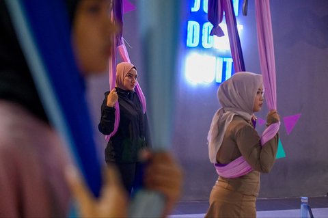 Para perempuan berlatih yoga udara dalam sebuah sesi di sebuah pusat kebugaran khusus perempuan di Banda Aceh, Sabtu (19/07/2025).