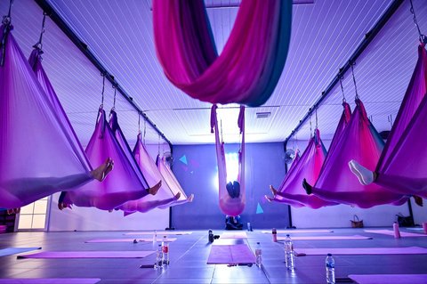 Para perempuan berlatih yoga udara dalam sebuah sesi di sebuah pusat kebugaran khusus perempuan di Banda Aceh, Sabtu (19/07/2025).