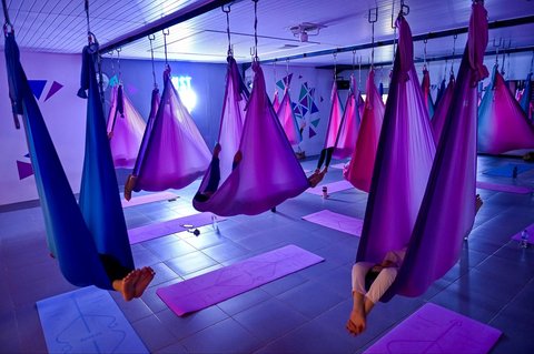 Para perempuan berlatih yoga udara dalam sebuah sesi di sebuah pusat kebugaran khusus perempuan di Banda Aceh, Sabtu (19/07/2025).