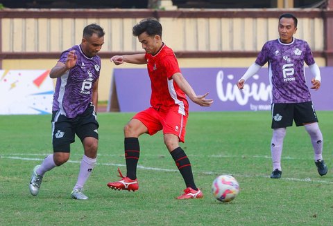 Pertandingan Colossus FC melawan Selebritis FC di PTIK Sport Stadium, Jakarta, Sabtu (19/7/2025).